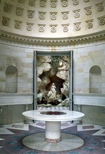 Rotunda ja Laiterie de la Reinen luola, rakennettu vuonna 1785 tekijältä Jean Thevenin